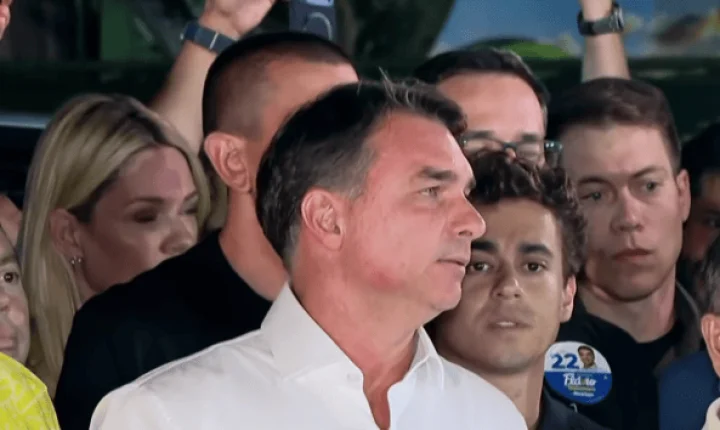 Análise: fuga de Flávio fragiliza posição dos Bolsonaro