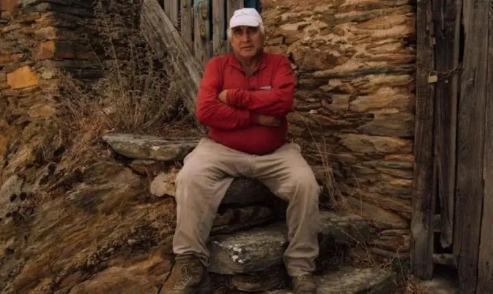 Aos 70 anos, prefeito vive sozinho em uma vila nas montanhas da Espanha e mantém criação de 22 vacas