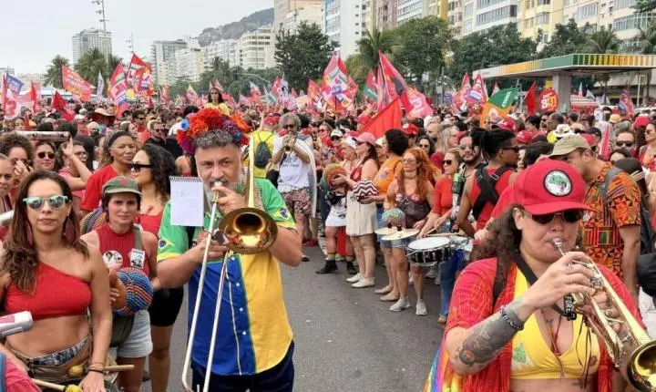 Apoiadores de Lula fazem ato em Copacabana uma semana antes da eleição
