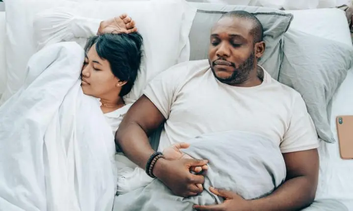 As 5 dicas mais populares para dormir melhor: especialistas em medicina do sono contam quais são mito, e quais realmente vão transformar suas noites