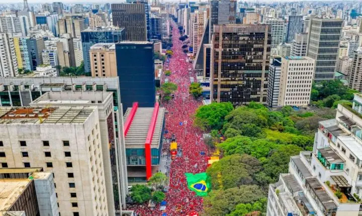 Atos pró-Lula nas ruas são feito inédito do PT em anos, diz especialista