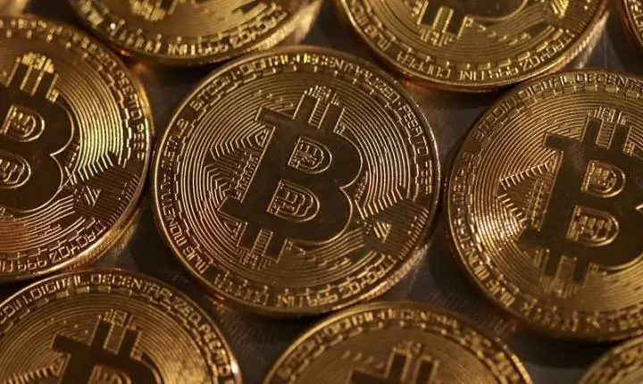 Bitcoin opera estável Fed mais restritivo e entrada de recursos em ETFs