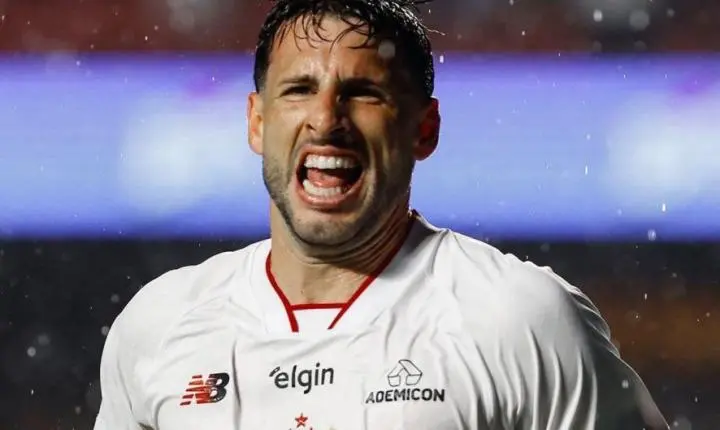 Calleri decide, São Paulo vence o Vitória e respira no Brasileirão