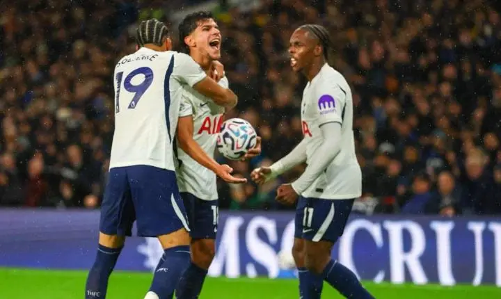 Chelsea é superado pelo Tottenham após falha de Mike Penders