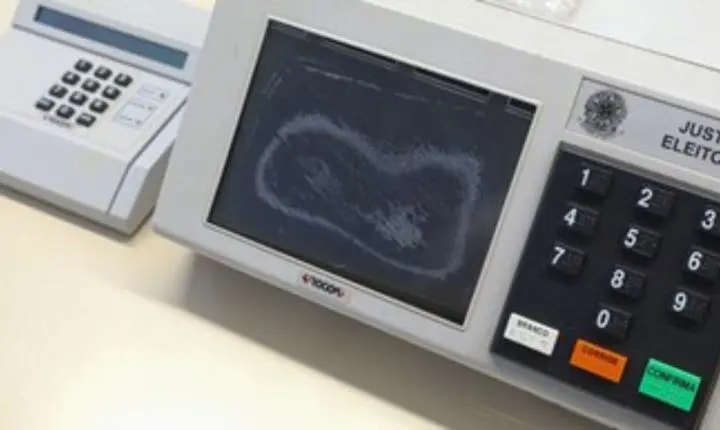 Com disquete de 1,44 MB e teclado de borracha: a história da primeira urna eletrônica com cara de micro-ondas usada em 1996