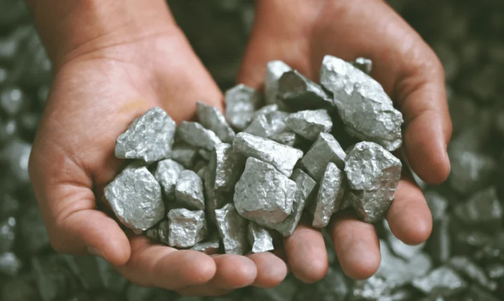 Conheça metal extraído em Minas que salvas vidas em batidas de carro