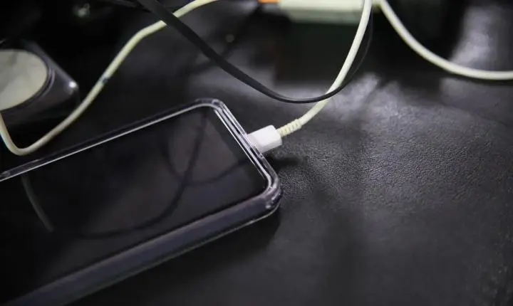 Cuidado da Prefeitura em relação aos perigos do uso de celulares enquanto carregam