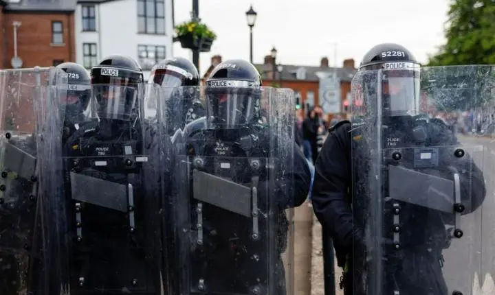 Desfile de protestantes em área católica tem confusão na Irlanda do Norte