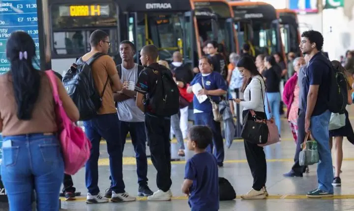 Dificuldades de Deslocamento Levam 40% das Mulheres a Abandonar Empregos