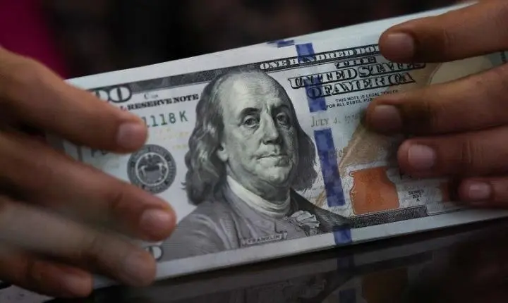 Dólar inicia dia em alta acompanhando guerra no Oriente Médio