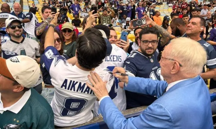 Dono do Dallas Cowboys atende fãs antes de jogo da NFL no Maracanã