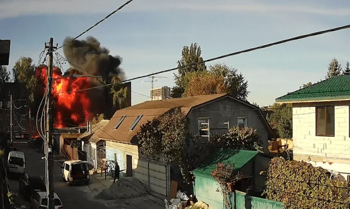 Drone russo atinge escola em Kiev e provoca incêndio; Veja vídeo