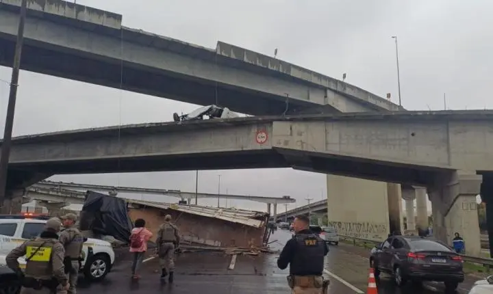 Duas pessoas morrem após caminhão despencar de ponte na BR-290 no RS