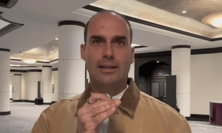 Eduardo Bolsonaro posta vídeo em inglês questionando virada de Lula
