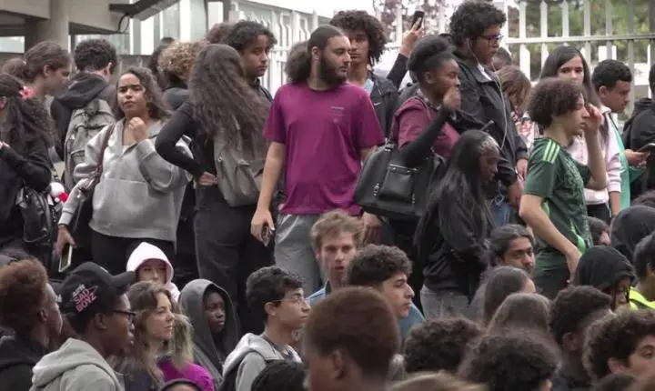 Em meio a protestos, França propõe corte de gastos públicos