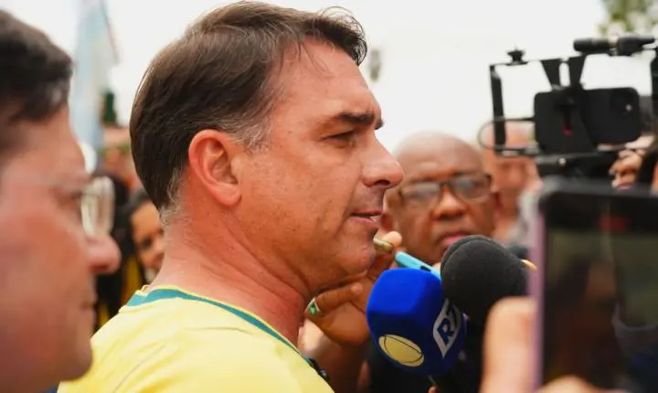 Erro de processamento tirou áudio de propaganda de Flávio, dizem emissoras