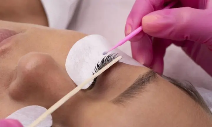 Extensão de cílios pode favorecer ácaros e causar irritação ocular; entenda