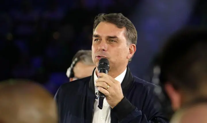 Flávio treina para responder a polêmicas e se mostrar propositivo em debate