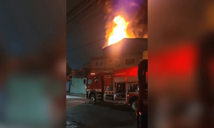 Incêndio atinge fábrica na Zona Sul de SP e 27 viaturas tentam controlar