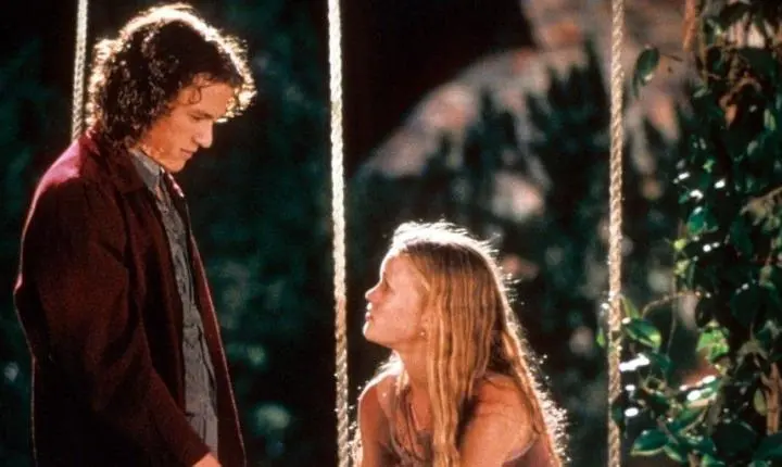 Julia Stiles homenageará Heath Ledger em programa: “Continua vivo”