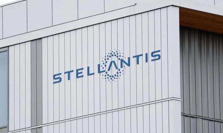 Lucro da Stellantis aumenta à medida que cortes de custos ganham força