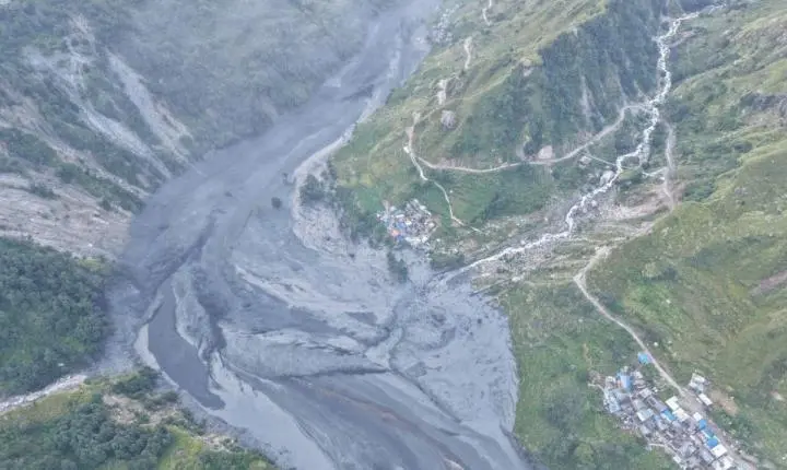 Mais de 100 turistas estrangeiros ficam isolados após enchente no Nepal