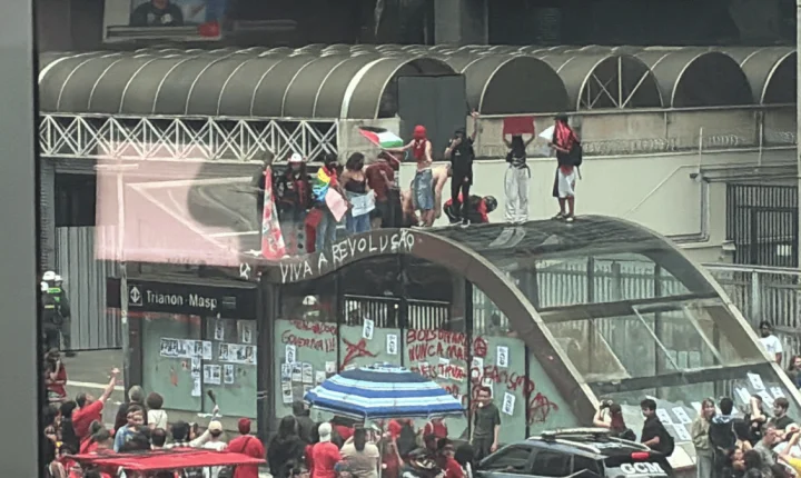 Manifestantes picham e quebram estações de metrô durante ato pró-Lula