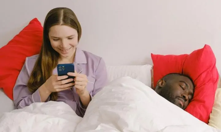 Manter um ‘plano B’ durante um relacionamento sério é traição? Entenda a controversa prática do ‘cushioning’