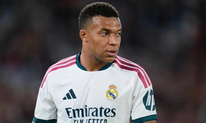 Mbappé quebra recorde de Messi na Champions League contra a Roma