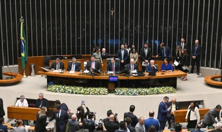 Minoria discorda sobre voto distrital misto frente à ofensiva do centrão