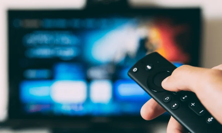 O truque secreto do controle remoto que envolve o botão de “mute” e ativa recursos de acessibilidade na TV