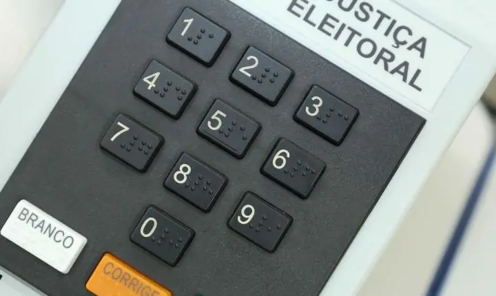 Por que a urna eletrônica começa pelos deputados? Regra de 1965 decide a ordem do voto