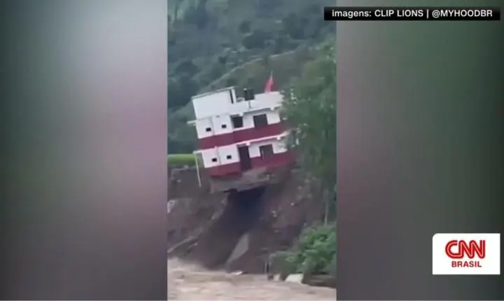 Prédio desmorona em rio durante enchente no Nepal; Veja vídeo