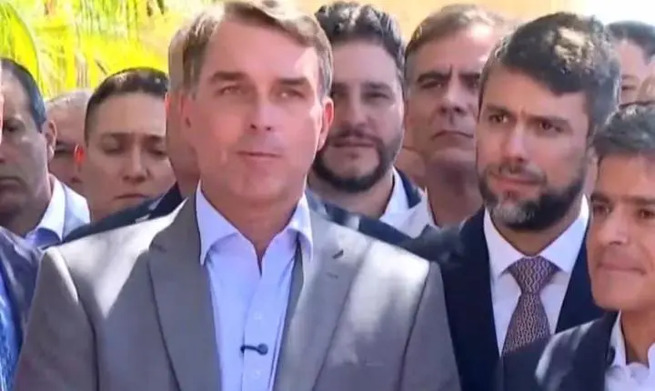 “Quase ministro” de Lula surge ao lado de Flávio em ato de apoio do centrão