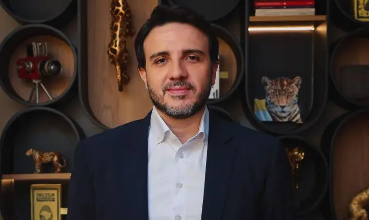Renan Santos aciona TSE para participar de debate na Globo