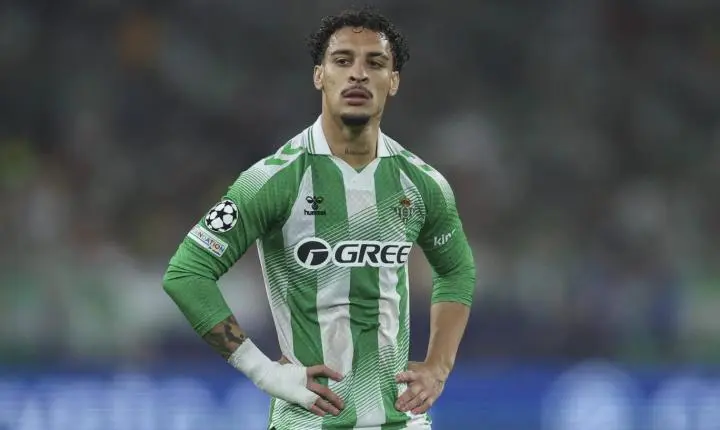 Técnico do Betis atribui jejum de gols de Antony à ansiedade