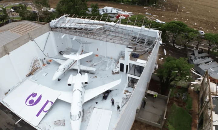 Temporal com ventos fortes destrói hangares no Aeroporto de Toledo (PR)