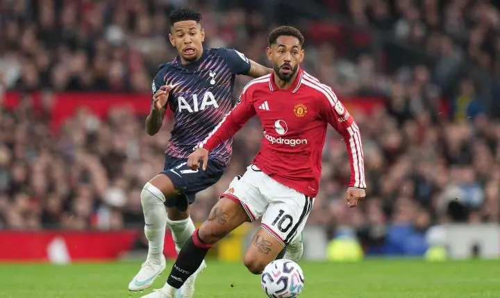 Tottenham domina, mas Manchester United segura empate no fim