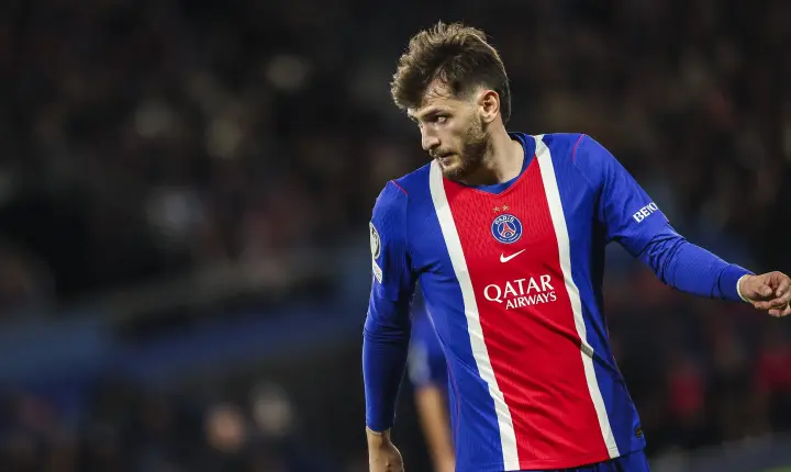 Kvaratskhelia sofre grave lesão e Luis Enrique enfrenta dilema para decidir substituto no PSG